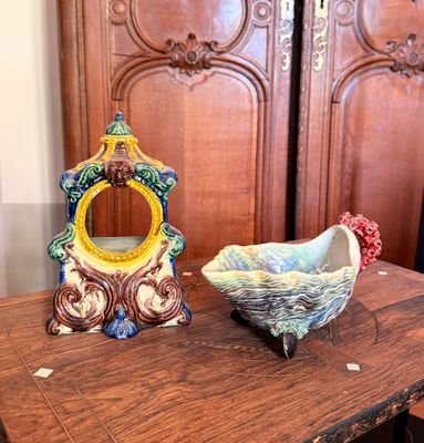 un petit bol posé sur une table à côté d'un grand miroir