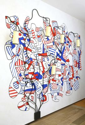 peinture représentant un arbre orné de rubans rouges, blancs et bleus, accrochée au mur