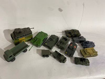 tout un tas de petits véhicules militaires miniatures posés sur la table