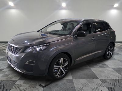 la voiture grise est garée sur un sol en damier dans le garage