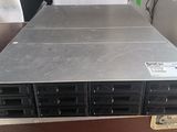 un gros plan sur un rack de disques durs posé sur une table