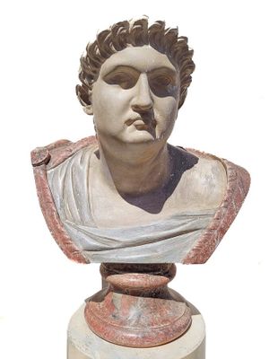 Buste d'Empereur romain sur gaine en stuc patiné, gaine pein…