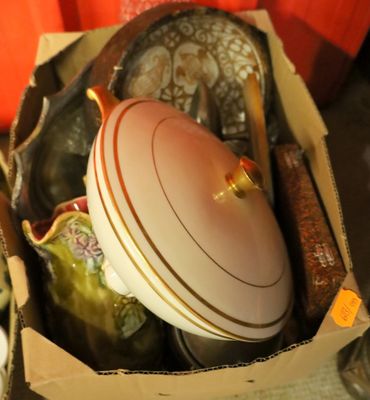 une boîte remplie de vaisselle et d'ustensiles posée sur une table