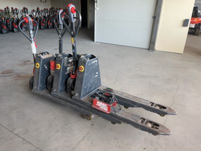 une photo d'un chariot élévateur dans un garage