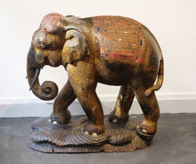 INDE Éléphant en bois sculpté à revêtement laqué noir et dor…