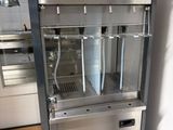 une machine posée sur un comptoir