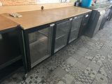 un comptoir muni de plusieurs portes vitrées
