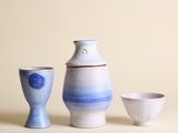 trois petits vases et un petit bol posés sur une table