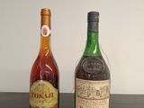 deux bouteilles d'alcool posées l'une à côté de l'autre sur une table
