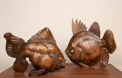 Roger FAVIN (1904-1990). Deux poissons en bois sculpté patin…