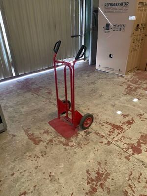 un diable rouge posé au milieu d'une pièce