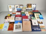 beaucoup de livres sur la table