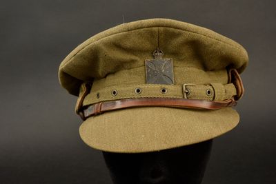 une photo d'un chapeau militaire posé sur une tête de mannequin