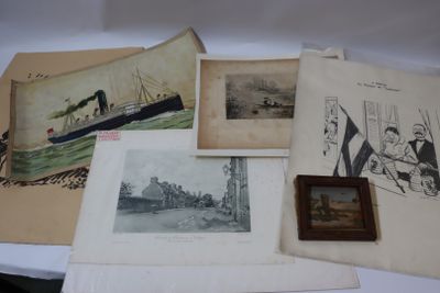 quelques vieilles photos d'un bateau et d'autres objets posés sur une table