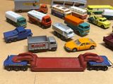 un grand nombre de camions jouets posés sur une table