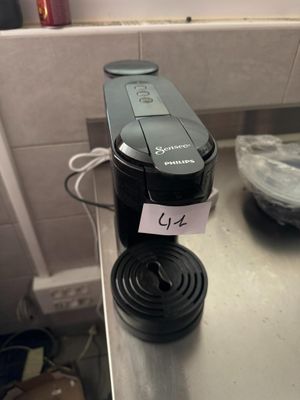 une cafetière posée sur un plan de travail, avec une étiquette de prix dessus
