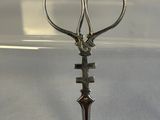 une paire de ciseaux posée sur une table