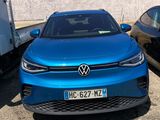 deux Volkswagen bleues garées l'une à côté de l'autre sur un parking