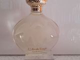 une photo d'un flacon de parfum posé sur un comptoir