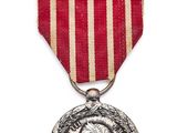 gros plan d'une médaille sur fond blanc