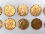 gros plan d'un paquet de pièces d'or sur une surface blanche