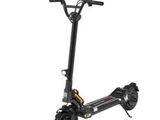 une image d'un scooter électrique noir sur fond blanc