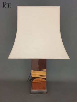 une lampe en bois surmontée d'un abat-jour blanc