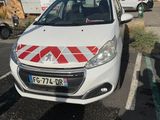 une petite voiture blanche garée dans un parking