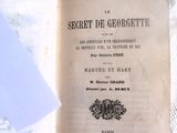 un livre ouvert posé sur un lit, avec une feuille de papier dessus