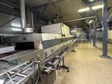 une image d'une bande transporteuse dans une usine