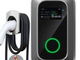 un gros plan d'un chargeur électrique auquel est branché un câble