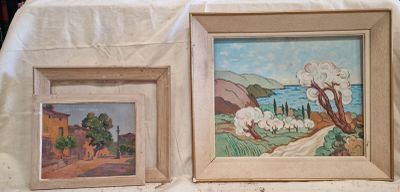 deux tableaux posés sur une table recouverte d'une nappe blanche
