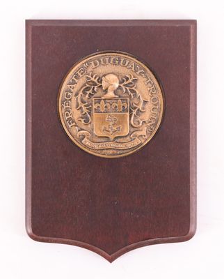 plaque marron ornée d'un blason sur fond blanc