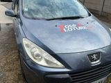 une voiture garée sur le côté de la route