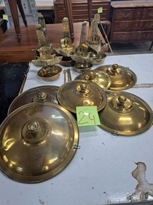une table sur laquelle sont posés de nombreux objets en laiton
