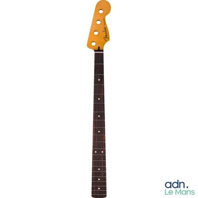 un gros plan du manche d'une guitare sur fond blanc