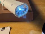 une brosse à dents électrique blanche posée sur une boîte