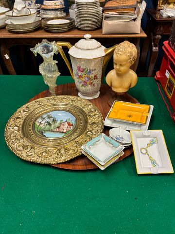 Assiette décorative de Choisy-le-Roi, enchâssée dans monture en c