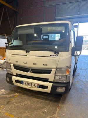 un camion blanc garé dans un garage