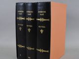 un ensemble de trois livres superposés