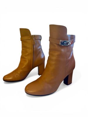 HERMES Bottines "Joueuse" en veau camel, fermeture boucle Ke…