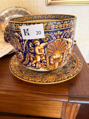 une tasse et une soucoupe posées sur une table, avec une étiquette de prix dessus