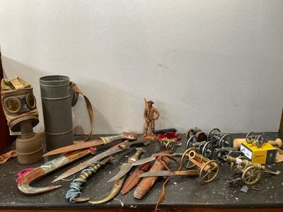 une table sur laquelle sont posés de nombreux outils