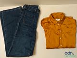un jean et une chemise posés sur une table