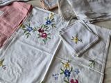 de nombreux morceaux de tissu qui sont posés sur un lit