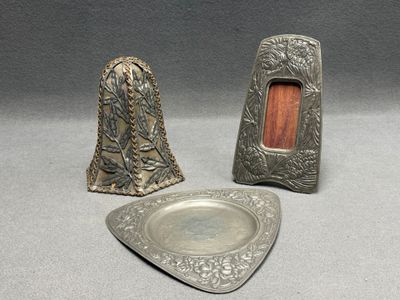 Cadre photo et plat triangulaire en étain. Art Nouveau