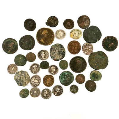 quelques vieilles pièces de monnaie sont éparpillées sur une surface blanche