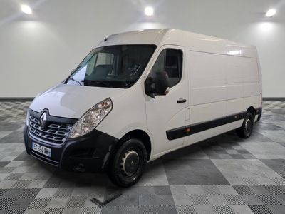 la photo d'une camionnette blanche sur un sol en damier