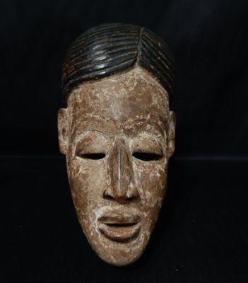 Masque en bois sculpté - Photo 1