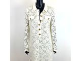 une photo d'un mannequin portant une robe blanche à boutons dorés
